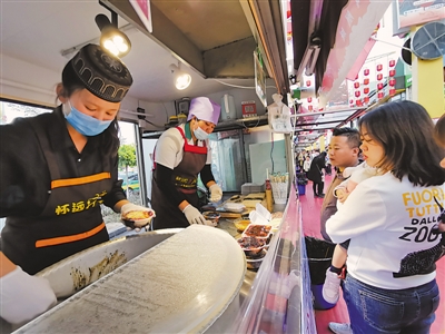 <p>　　夜幕下的怀远夜市，各色美食吸引着游客。</p>