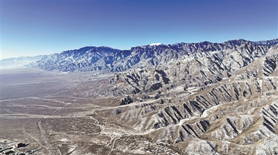 <p>　　北国风光，千里冰封，万里雪飘。逶迤贺兰，让宁夏人趋之若鹜。本报记者　王猛　摄</p>