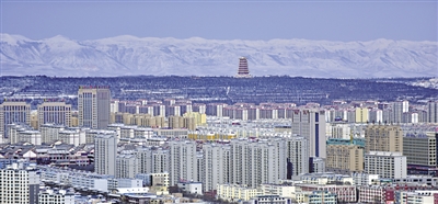 <p>　　在固原市原州区，一场大雪给山城披上了银色的盛装。　本报通讯员　蔡存录　摄</p>