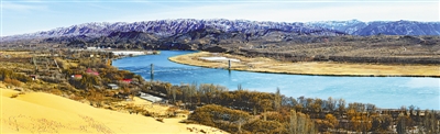 <p>　　2月20日，在中卫沙坡头，茫茫沙漠、滔滔黄河与远处被积雪覆盖的绵绵山脉完美融合，尽显万千气韵。						　本报记者　左鸣远　摄</p>