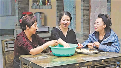 <p>　　潘娟娟（右）与婆婆一起为第二天的暖锅准备食材。　（图片由受访者提供）</p>