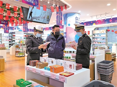 <p>　　在银大门跨境O2O体验店，银川海关工作人员在查验进口商品。本报记者　王瑞　摄</p>