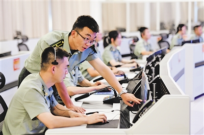 <p>　　远程控制中心，官兵们在监测供配电系统运行情况。</p>
