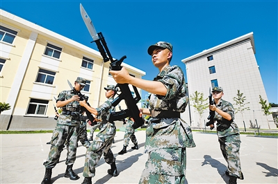 <p>　　新兵连，战士们顶着烈日进行刺杀操训练。</p>