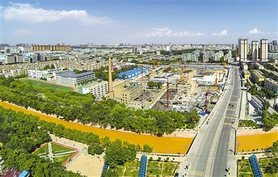 ↑ 2014年8月9日，记者航拍的银川市兴庆区唐徕小区旧城改造项目。