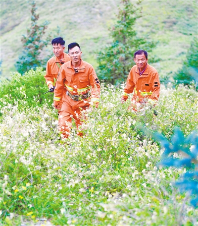     护林员在罗山好汉峰巡护。		  本报记者 马楠 摄
