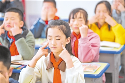     眼保健操时间到。