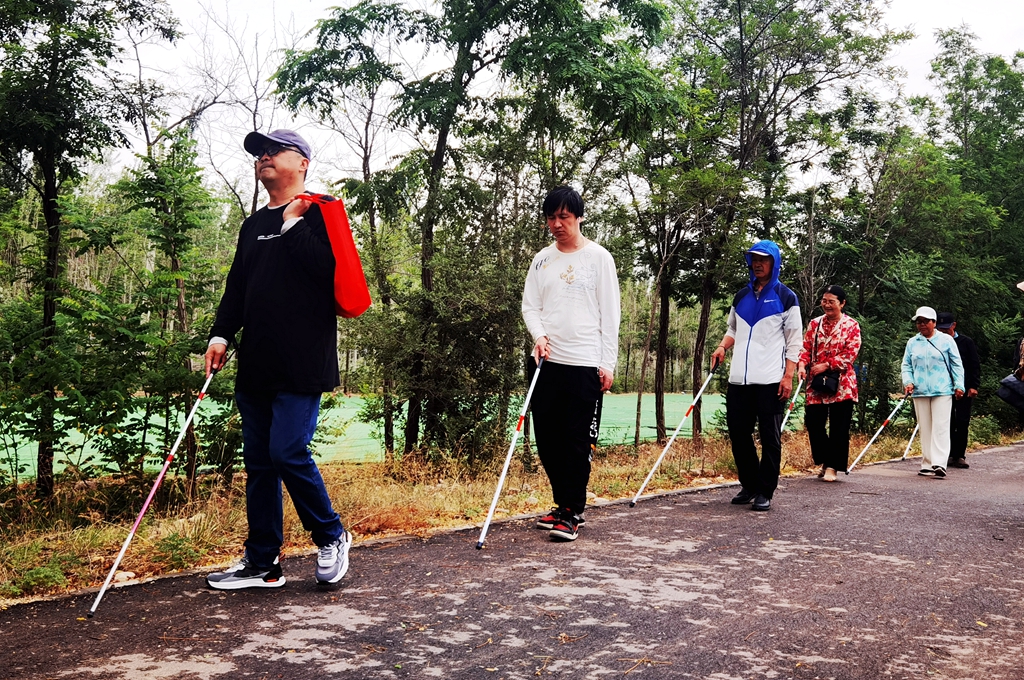 银川助近千视障者掌握“执杖走天涯”技能