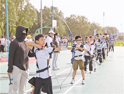     青少年体验射箭项目。