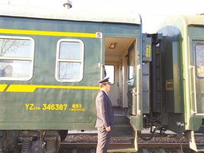     列车停靠在大武口火车站。