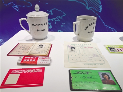 <p>　　发黄的月票和车票。</p>