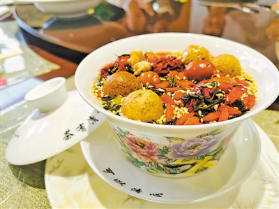 <p>　　八宝盖碗茶</p>