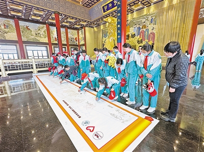     青铜峡黄河大峡谷旅游区让研学游的孩子对黄河有了更深入的了解。