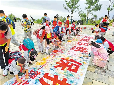     孩子们在贺兰山岩画景区开展“珍爱自然 保护环境”主题研学实践活动。