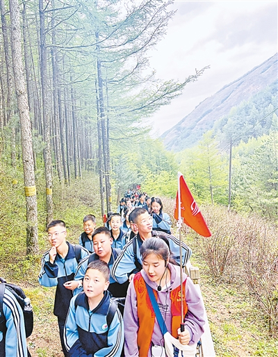     六盘山气候宜人，吸引了不少中小学生参加红色研学游。