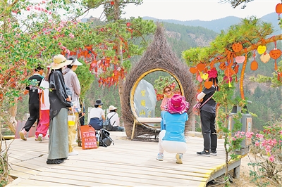     在贺兰山国家森林公园，网红打卡点吸引游客拍照。