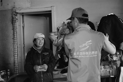 志愿者与马晓婷交谈。黄东  摄