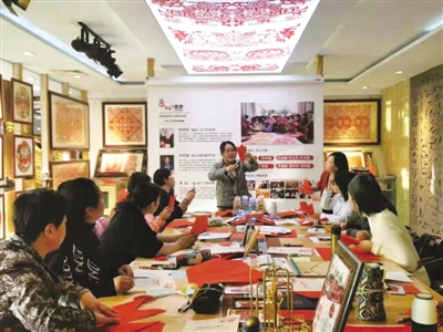 <p>　　在移民社区开展技能培训。</p>