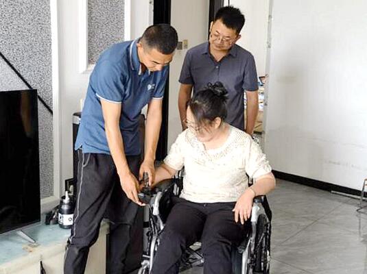 西夏区为395名残疾人发放电动轮椅等辅具