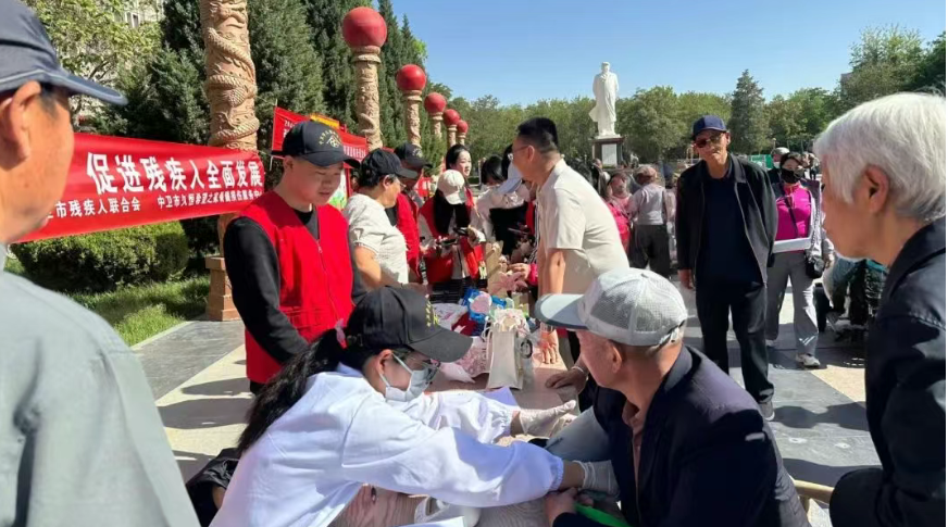 中卫开展助残日集中宣传及志愿服务