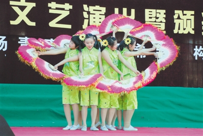 <p>　　学生文艺演出。</p>