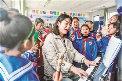 兴庆区三小春林校区学生上声乐课。本报记者  韩胜利  摄