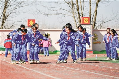     春林校区的学生进行板鞋竞速竞赛。 本报记者  韩胜利  摄