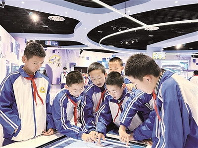 十三中学生在宁夏科技馆参加社会实践活动。<br/>　　受访学校供图