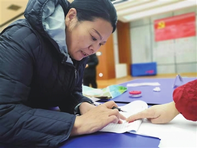 看清表格，填对名字。本报记者  安小霞  摄