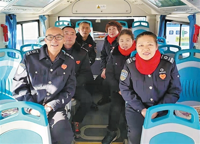 <p>　　2019年12月30日，“公交世家”终于拍到了自己的全家福。（前排是吴少红、夏军夫妇，中排是吴军、张铁良夫妇，后排是吴国庆、苏艳夫妇。）　</p><p>　　本报记者　秦磊　摄　</p>