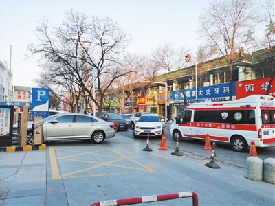 救护车开到医院跟前却难进医院。　本报记者裴艳摄