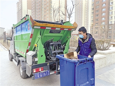 <p>　　工作人员在银川市西夏区西萃芳庭小区收取可回收物。</p>