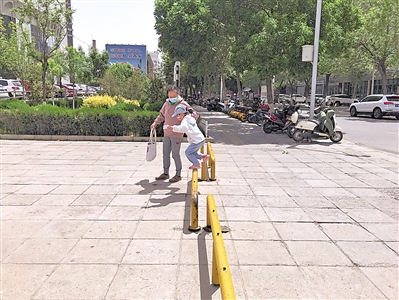 <p>　　光明广场入口处安装了栏杆。</p>
