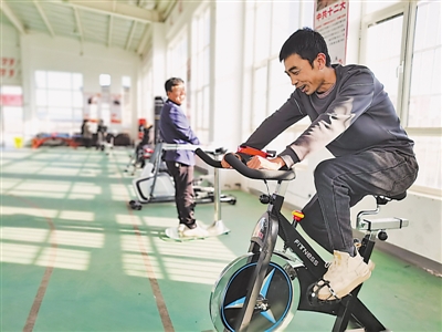 <p>　　铁东村村民在体育馆锻炼身体。</p>
