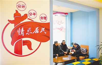 <p>　　石嘴山市大武口区人民路街道工人街社区以党建为引领，组织动员、协调团结多种积极因素，探索出城市基层党建“六微”新模式，构建社区治理“大舞台”。　　本报记者　王晓龙　摄</p>