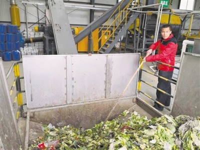 <p>　　银川市垃圾分类尾菜厨余循环利用（兴庆）中心工作人员对尾菜进行分类。</p>