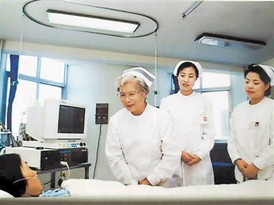 <p>　　张水华在病房监护室检查工作。（图片由受访者提供）　　</p>