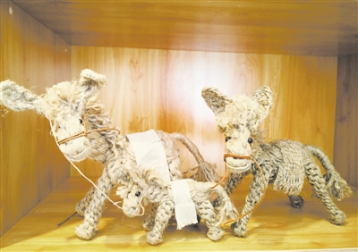 <p>　　在滨河四村的麻编车间展示室，精巧的“马儿”展示着村民们精湛的手艺。</p>