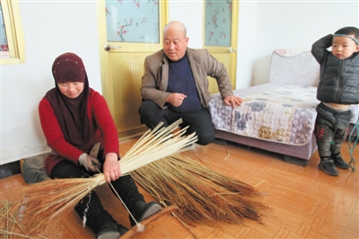 <p>　　顾学奎夫妇正在扎结笤帚。</p>