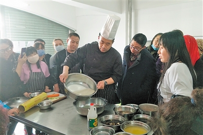 <p>　　为助力下岗失业人员掌握一技之长，提高就业本领尽快实现就业，3月20日，石嘴山市惠农区中街街道办事处开设面点师培训班，60名下岗失业人员在老师的指导下，进行为期20天的烹饪培训。</p><p>　　本报记者　李良　摄　　</p>