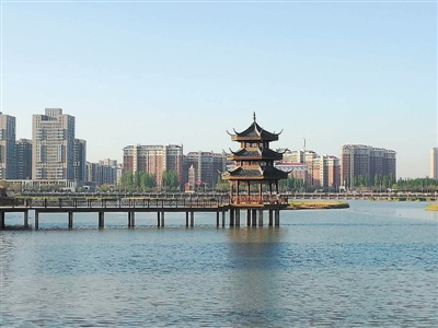 <p>  空气清新、景色宜人的宝湖,是银川市亮眼的“明珠”之一。</p><p>  本报记者 杨 超 摄  </p>