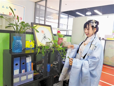 <p>　　吴彩霞在试穿汉服。</p>