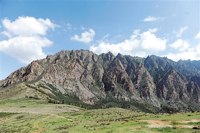 <p>　　千百年来，贺兰山以巍峨的身躯为宁夏平原遮挡风雨，阻拦寒流，阻隔沙漠，为宁夏发展贡献了周身宝藏。</p>