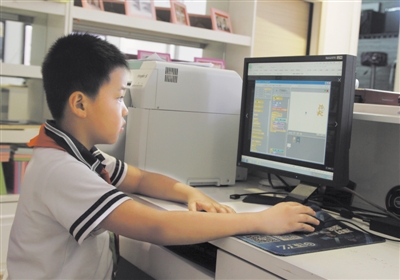 <p>　　黄思杰学习编程。　　　　　　　　　　　　　　　本报记者　姜璐　摄</p>