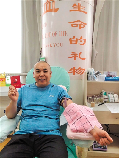 <p>　　王洪斌在献血。</p>
