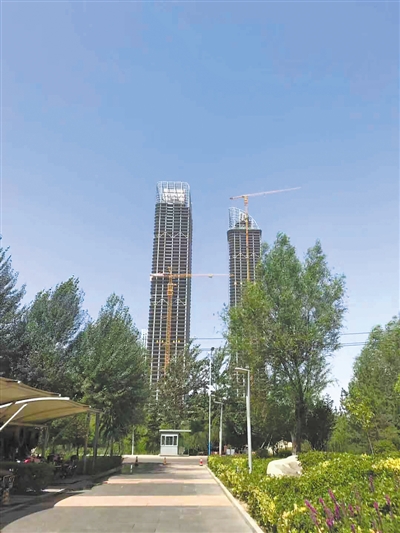 <p>　　正在建设中的绿地中心。</p>