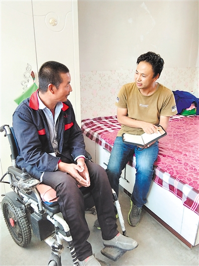 <p>　　崔竞第4次到杜满余家，了解他的生活及子女上学情况。</p>