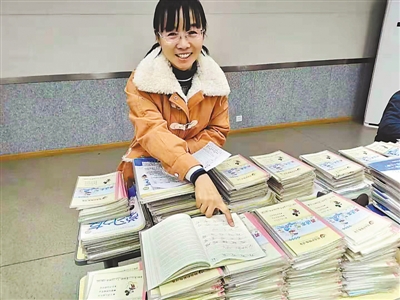 <p>　　张瑞在学校进行常规作业检查。　　　　　　　　　　　　（图片由受访者提供）</p>