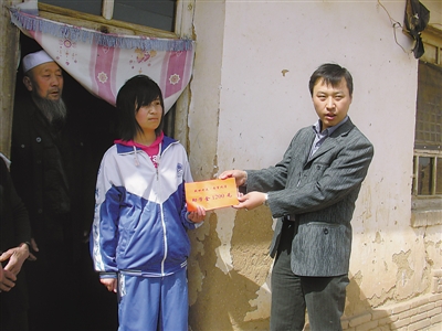 <p>　　捐助同心县贫困学生。　　　　　　　　　　　　　　　　　　　　　　　（图片由受访者提供）</p>