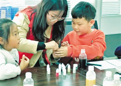 <p>　　①小朋友在公益活动中学习环保知识。</p><p>　　本报记者　杨志挺　摄</p>